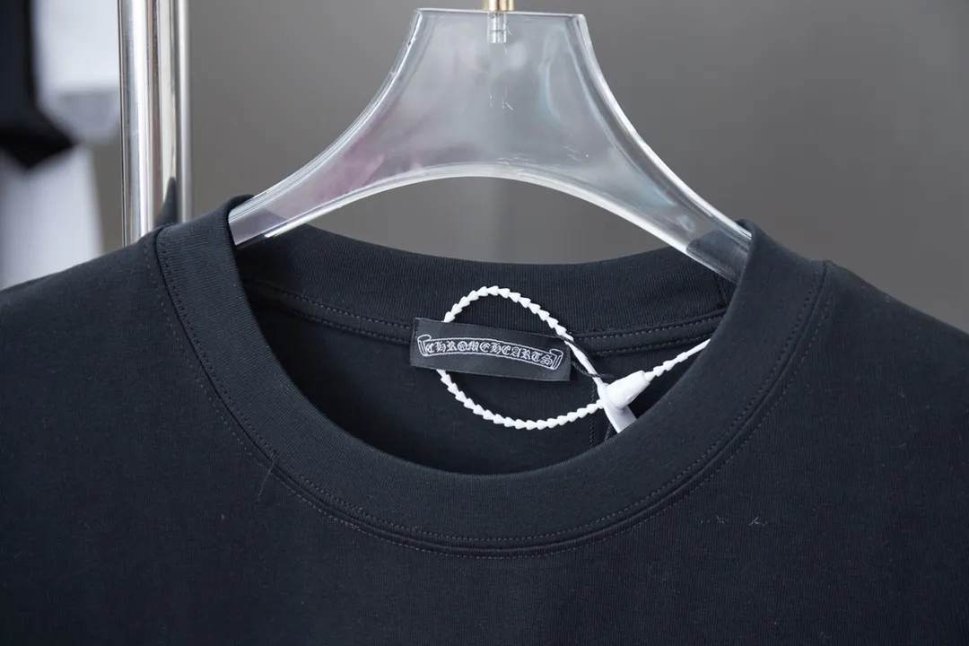 🅿️200 Chrome Hearte 25SS early spring new style Thick version of flocked rhinestone short sleeves Light luxury A must-have item for daily commuting for men and women Correct version Welcome to compare Detailed features · 280g 100% pure cotton double yarn jersey fabric · Custom dyed in the same vat with special thickening 32 pieces of double-strand 1X1 thread · Three-dimensional flocking cross pattern ➕Thick version of wow glue ➕Imported Australian matte pearl diamonds · Double-needle sewing and cross-seam technology · Original main mark, washed tag, brand moisture-proof paper packaging Color: black/white/sky blue/burgundy Size: S/M/L/XL